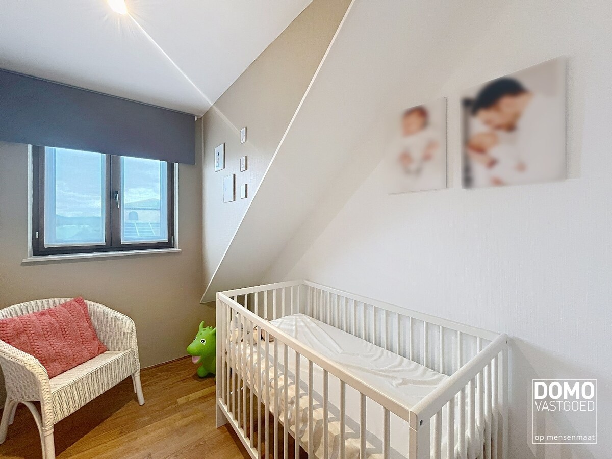 Ruime woning met 4 slaapkamers, groene tuin, terras en inpandige garage 