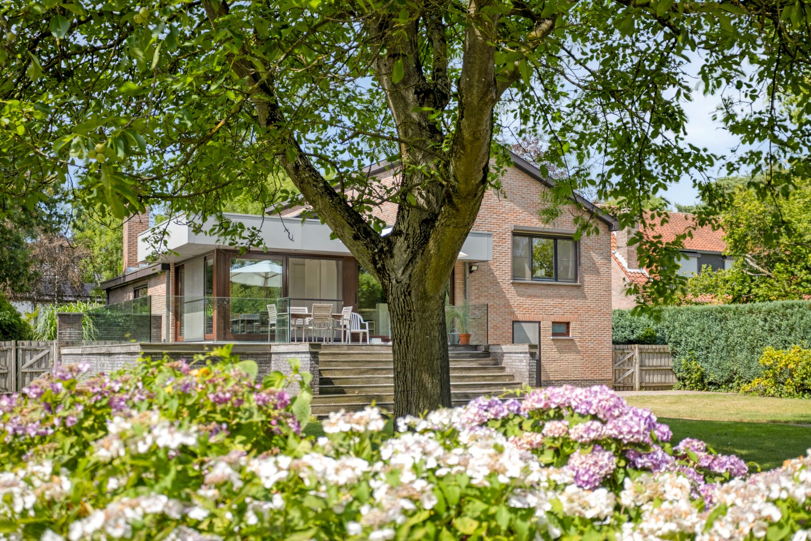 Ruime split-level gezinswoning op een prachtig perceel van 1.238 m² in de gegeerde wijk Elshout te Schoten 