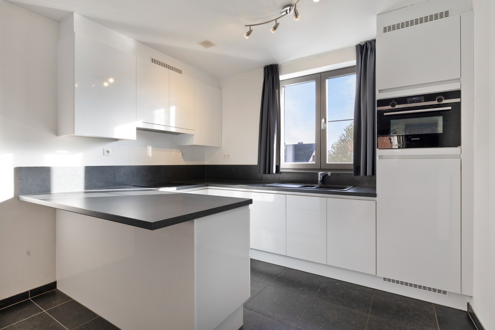 Recent appartement met 2 slaapkamers, terras, 2 ondergrondse autostaanplaatsen en private kelderberging in Herent! - EPC 41 kWh/m² - bewoonbare opp. 86 m² 