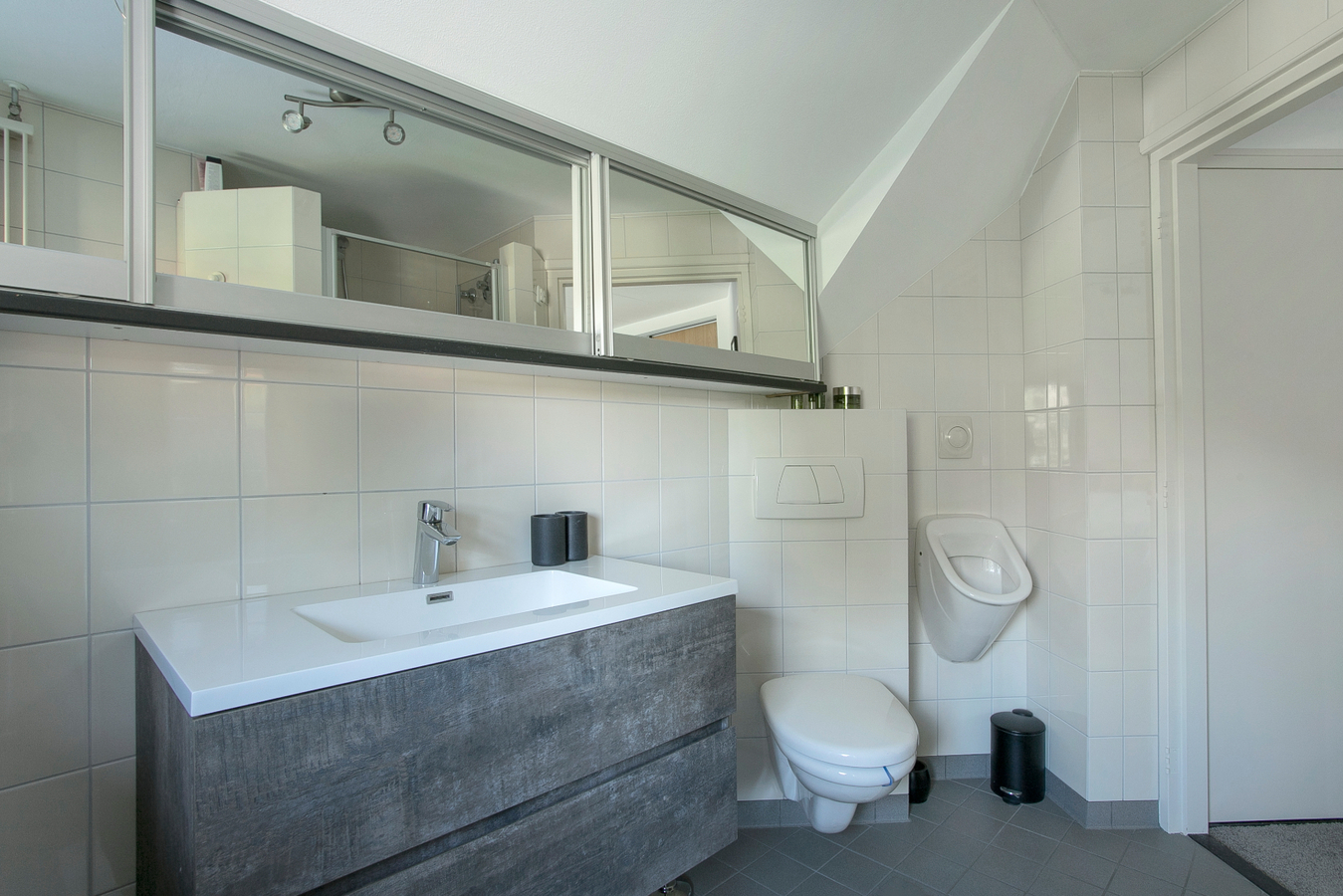 Deze moderne en royale vrijstaande woning staat op een rustige woonlocatie op een mooi hoekperceel. 