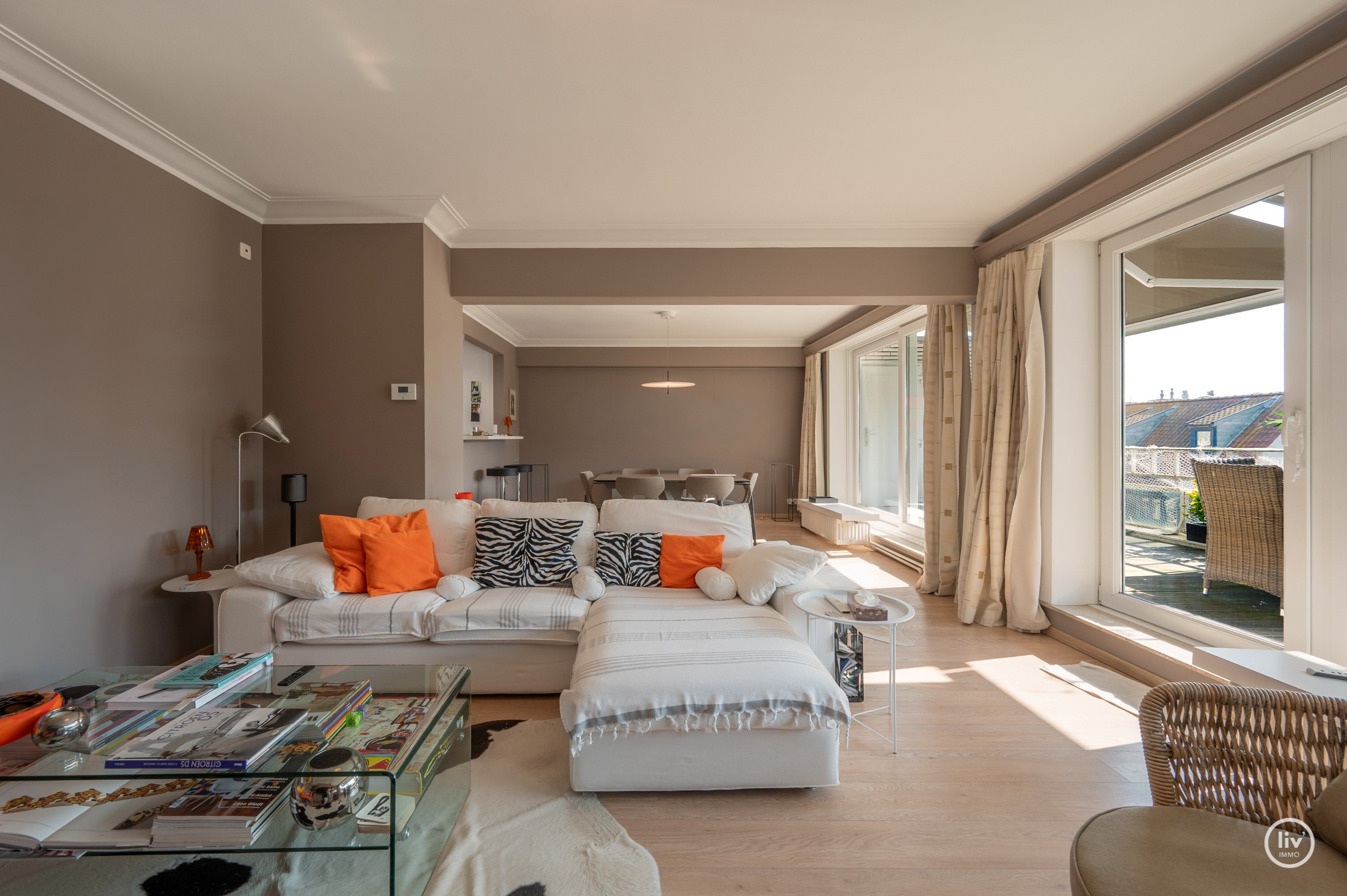 Lichtrijk dakappartement op wandelafstand van de zeedijk-Albertstrand met mogelijkheid tot aankoop van een inpandige garagebox (gelijkvloers). 