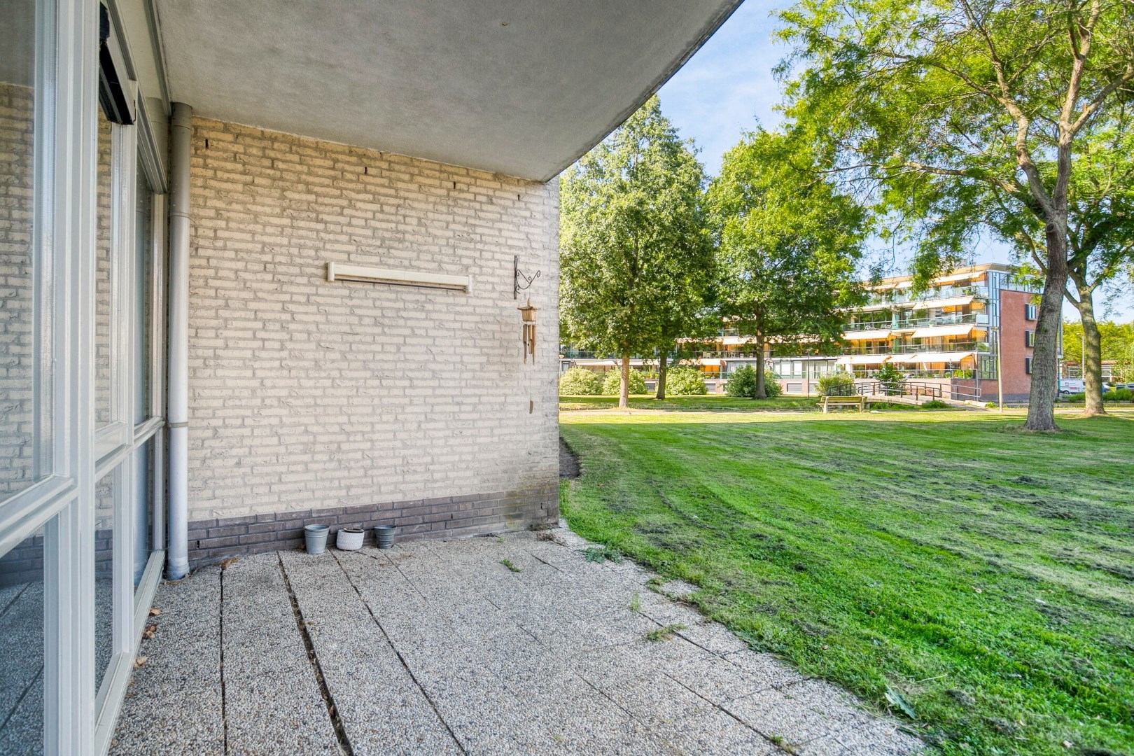 Royale 3 kamer benedenwoning met 2 slaapkamers, ruim terras en is gelegen op eigen grond. 