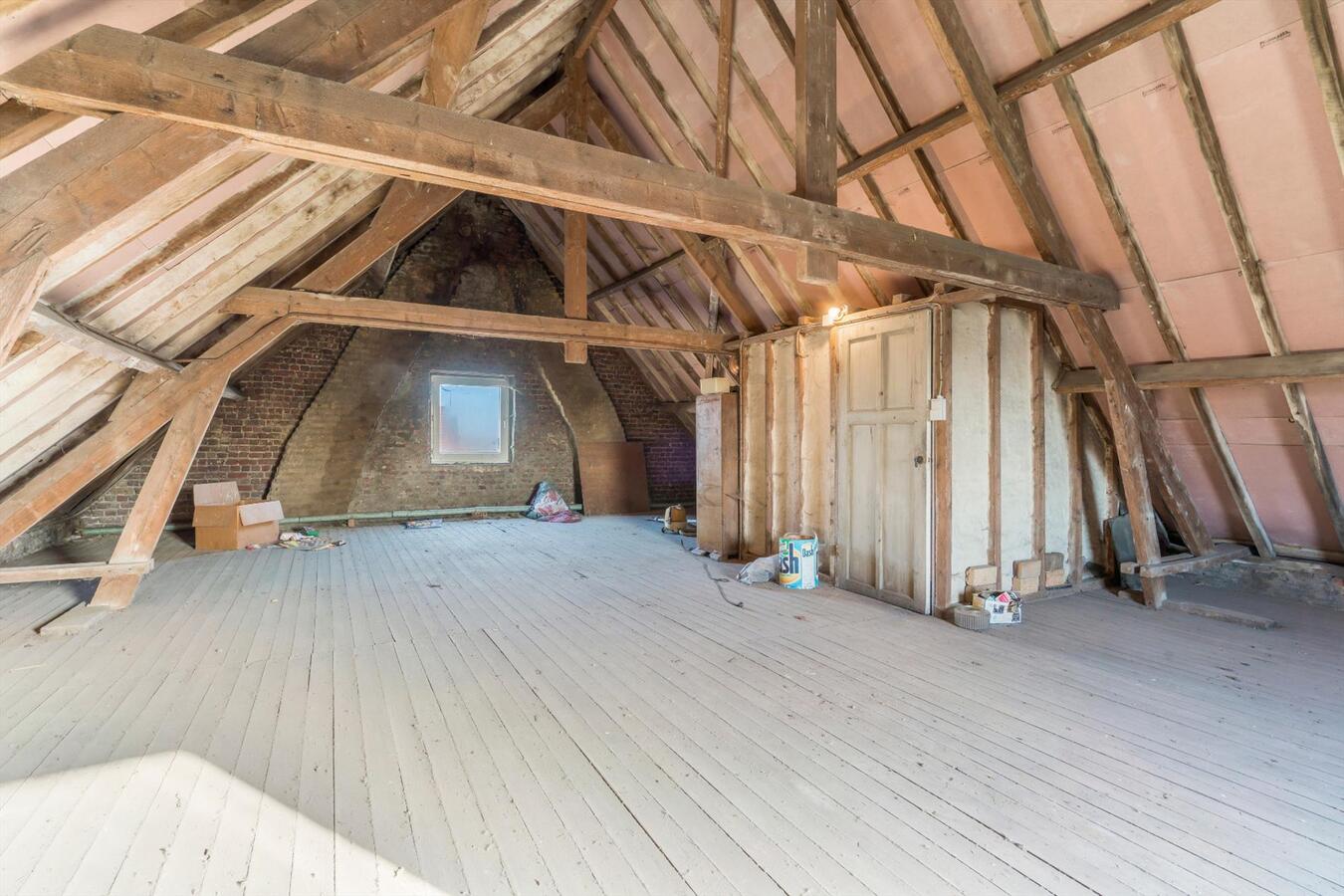 Residentieel gelegen karakterwoning op ruim perceel van 1886 m². 