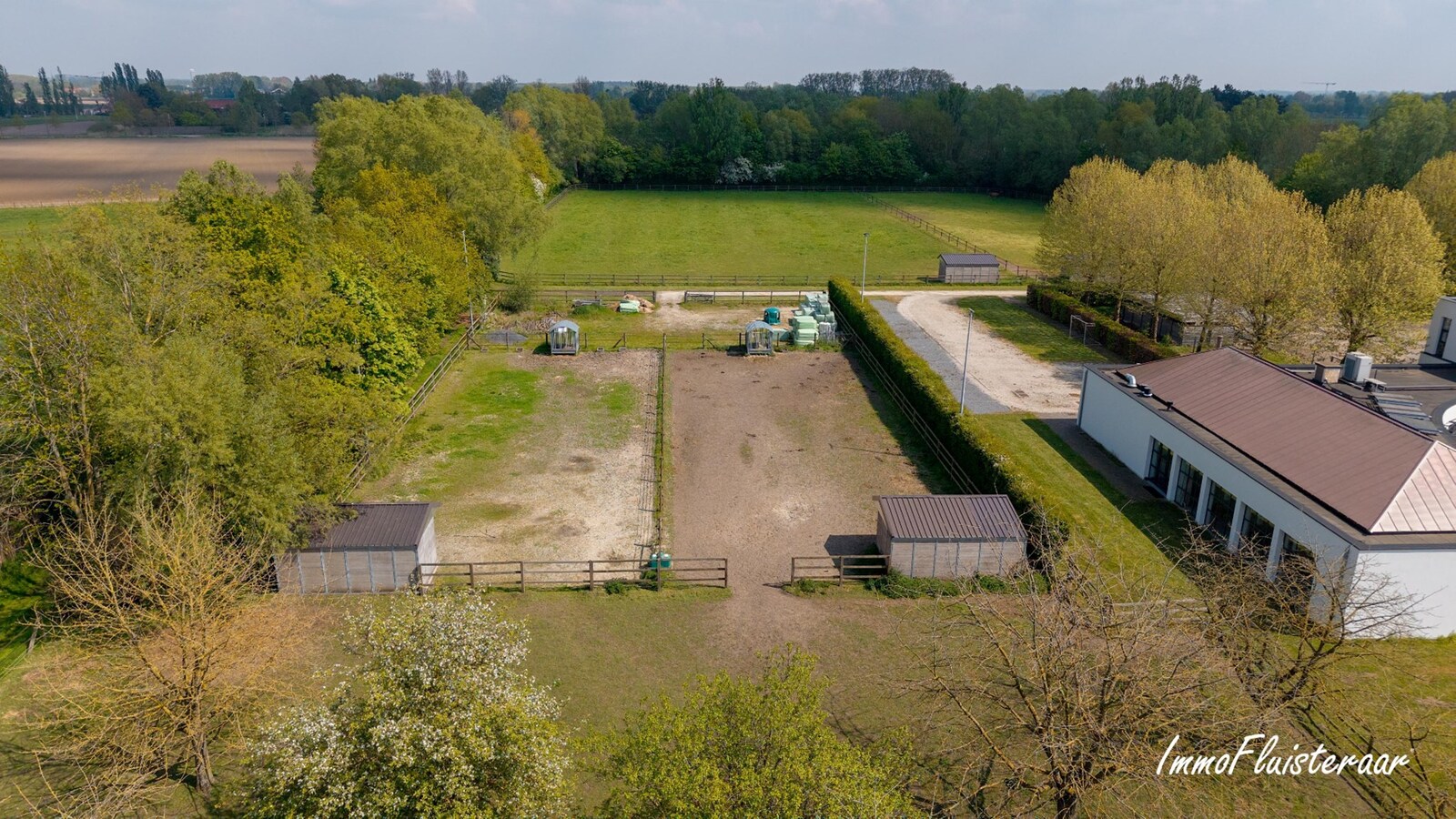 Exclusieve villa met professionele hippische accommodatie op ca. 14,5 ha (mogelijkheid tot aankoop extra gronden) te Astene (Deinze) 