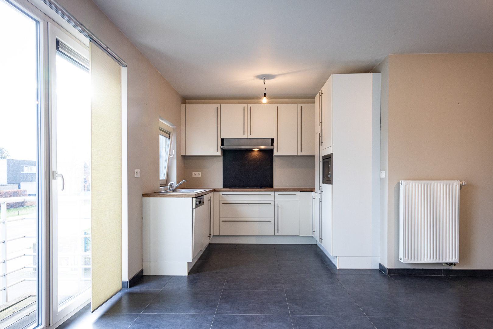 Energiezuinig ruim duplex app. met 3 slpks, terras en 2 autostandplaatsen te Maldegem 