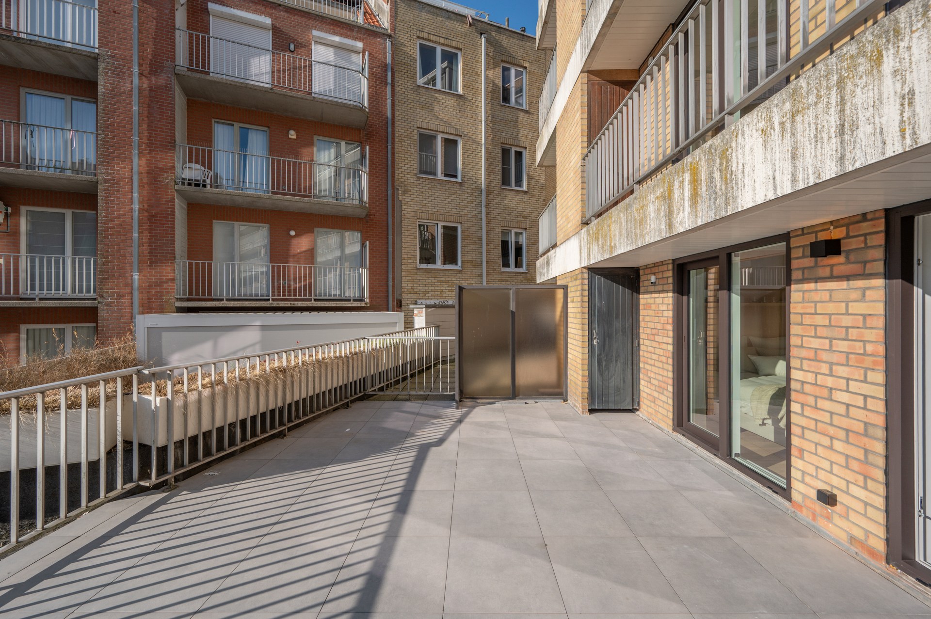 Exclusief gerenoveerd appartement met 3 slaapkamers te koop vlak bij het Albertstrand en het Lichtorenplein. 