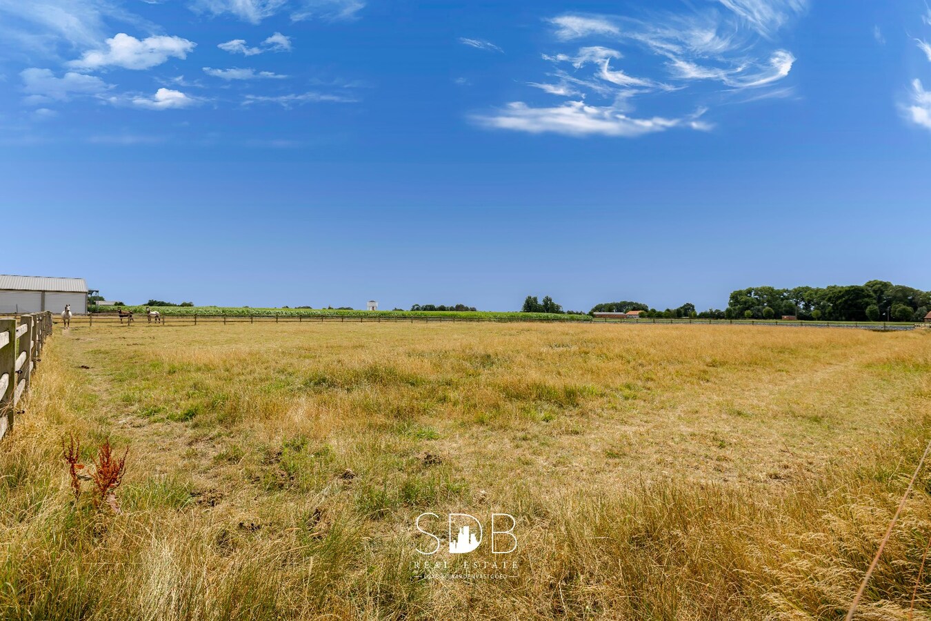Landelijke villa met bijgebouwen en graslanden op 23.740m² 