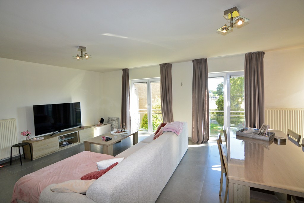 Appartement (104 m²) met 2 slpks, garage en kelderberging. 