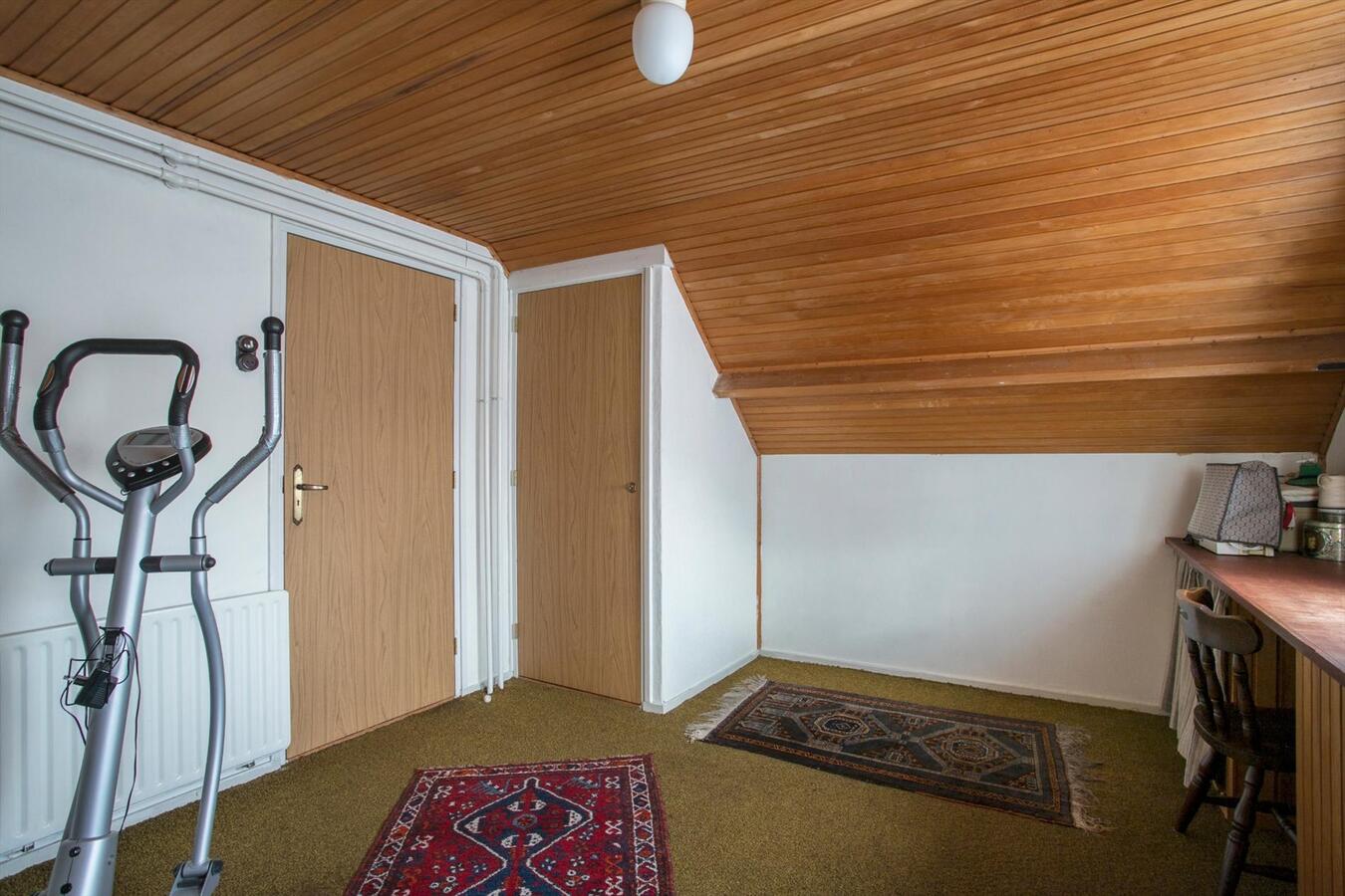 Nette 2-kapper met 4 slaapkamers en privacy biedende tuin gelegen op 346 m² ondergrond. 