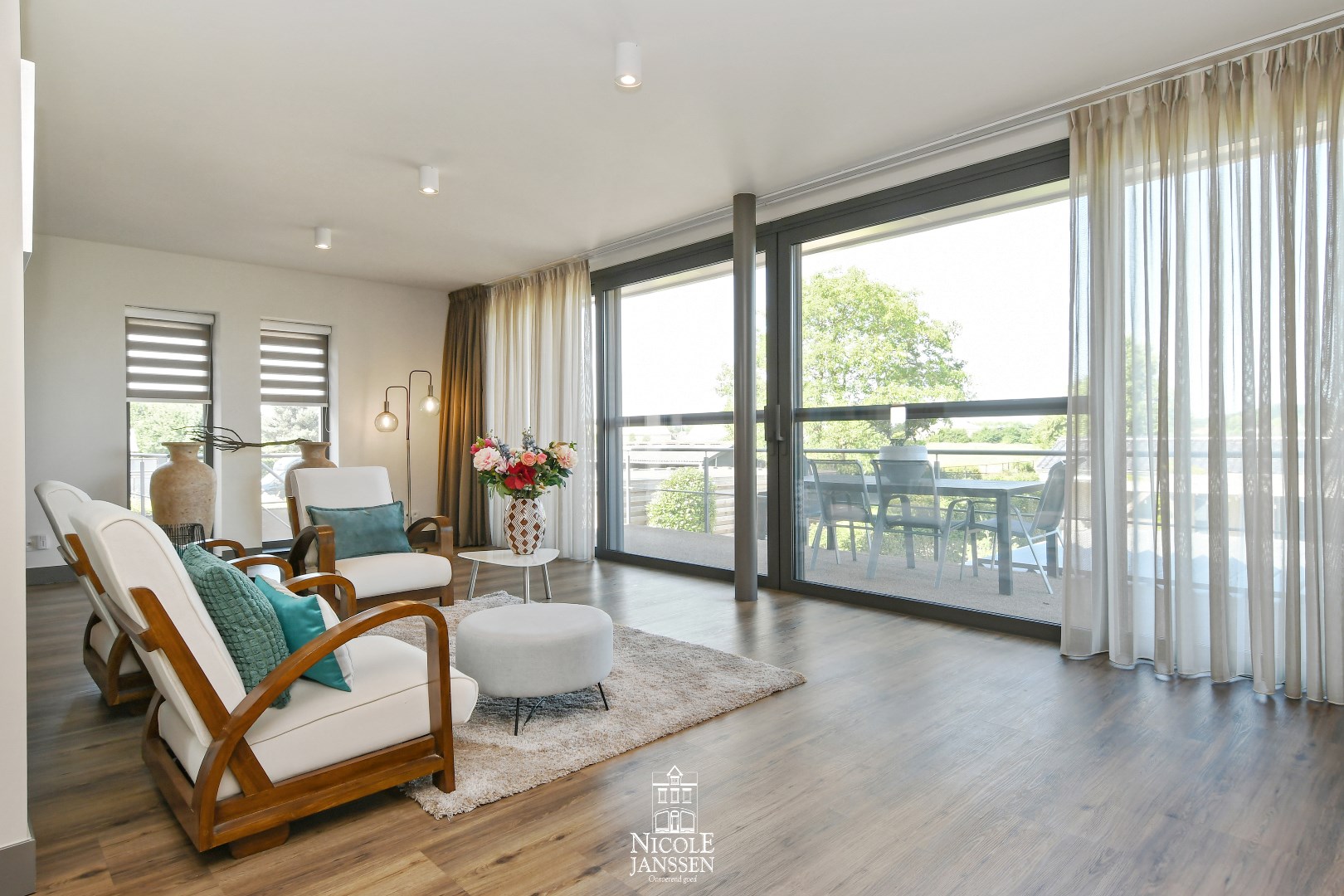 Aansluitend vindt u deze zithoek met prachtig zicht op het terras, een ideale plek om te ontspannen 