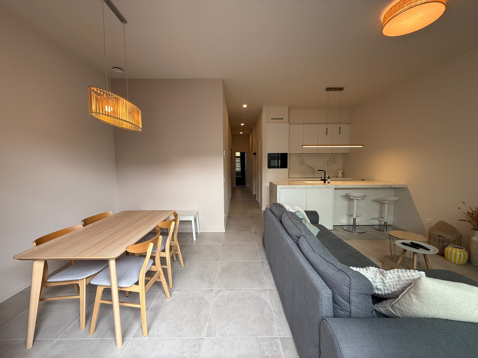 MEUBLÉ: Maison spacieuse et chaleureuse avec de hauts plafonds et une grande terrasse à l'arrière. 