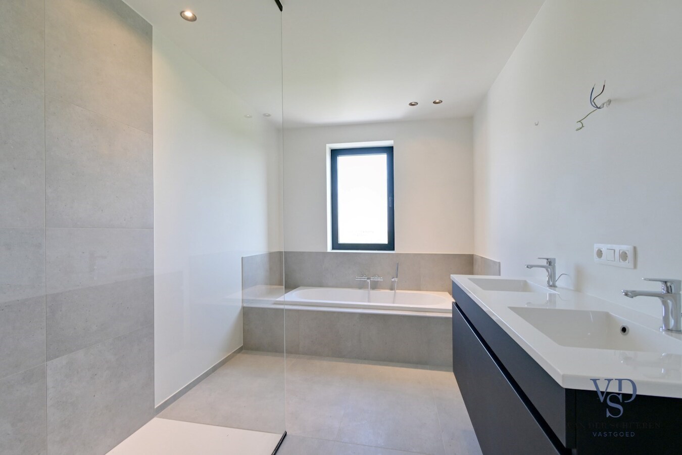 Half open bebouwing met afzonderlijke garage 