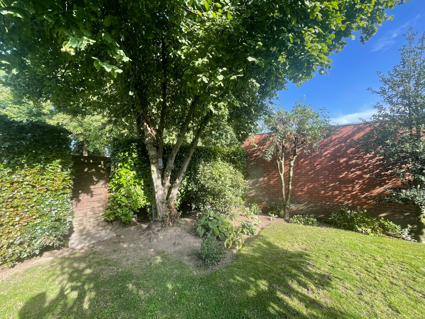 Halfopen ruime gezinswoning op 407m² 