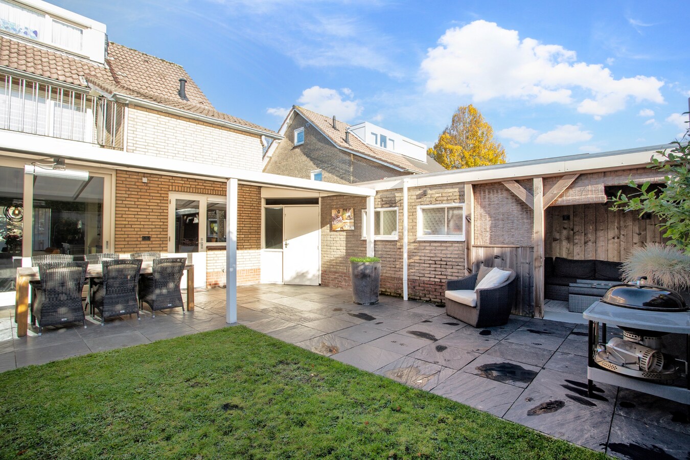 Ruime gezinswoning met royale garage en prachtige tuin 