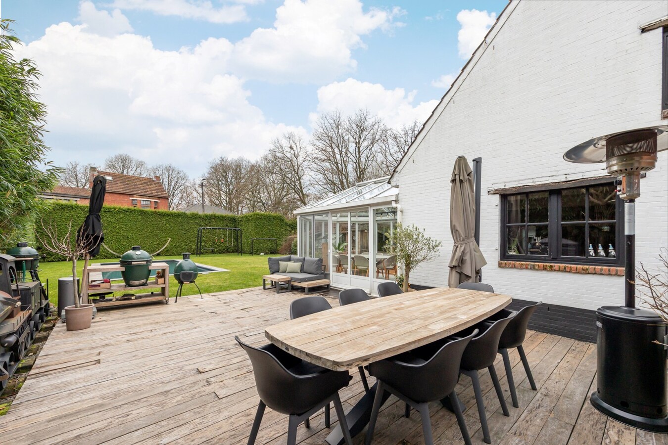 Charmante en ruime woning met zwembad en bijgebouw op toplocatie 