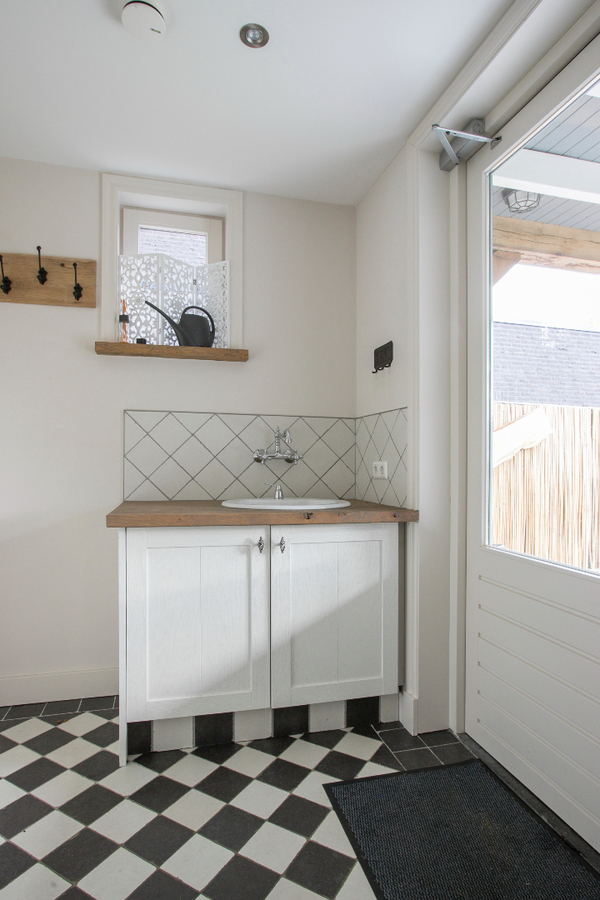 Vrijstaande, instapklare eengezinswoning met garage en carport afgewerkt in landelijke stijl. 