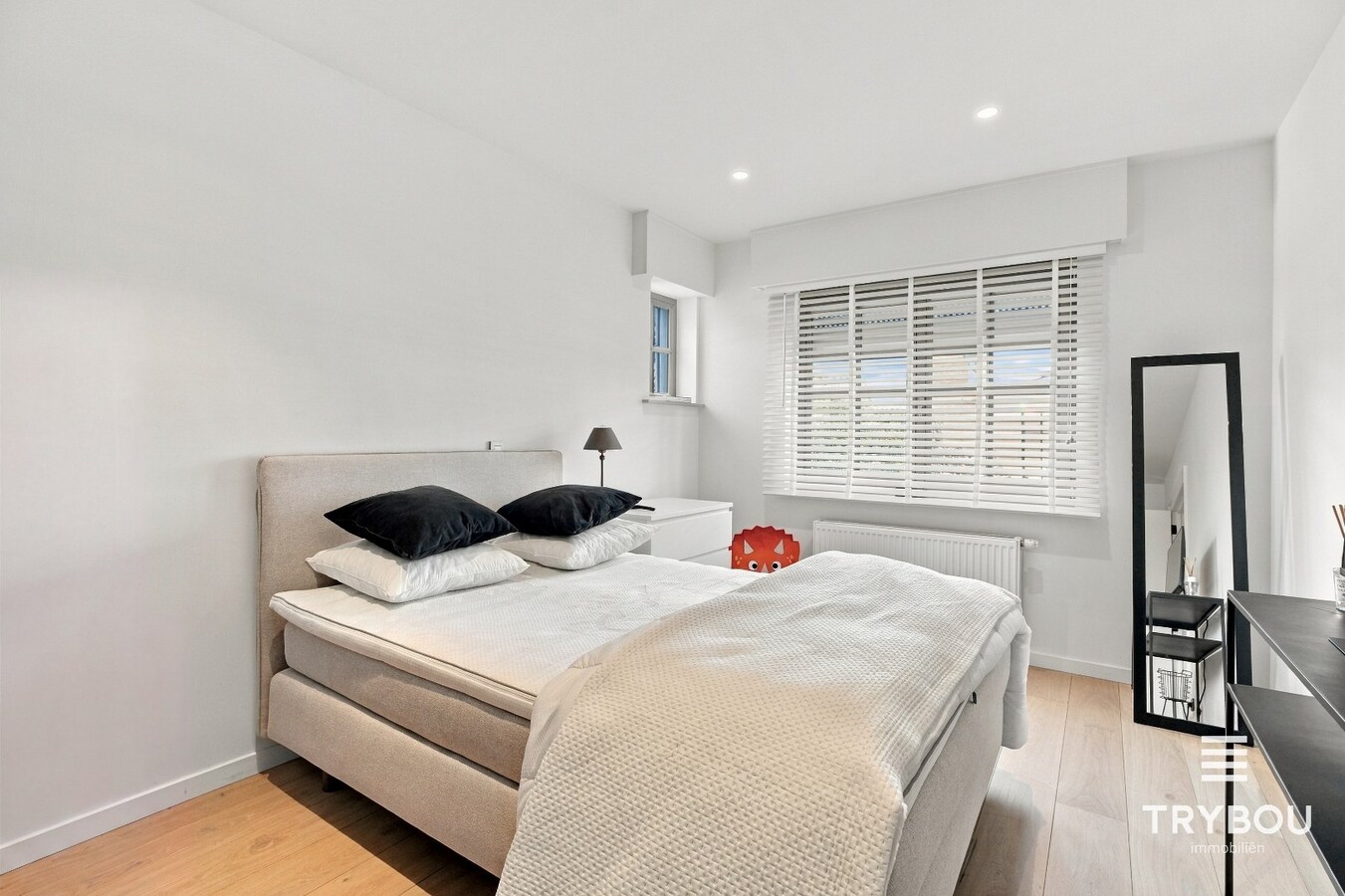 Alleenstaande luxueuze woning met 5 slaapkamers! 