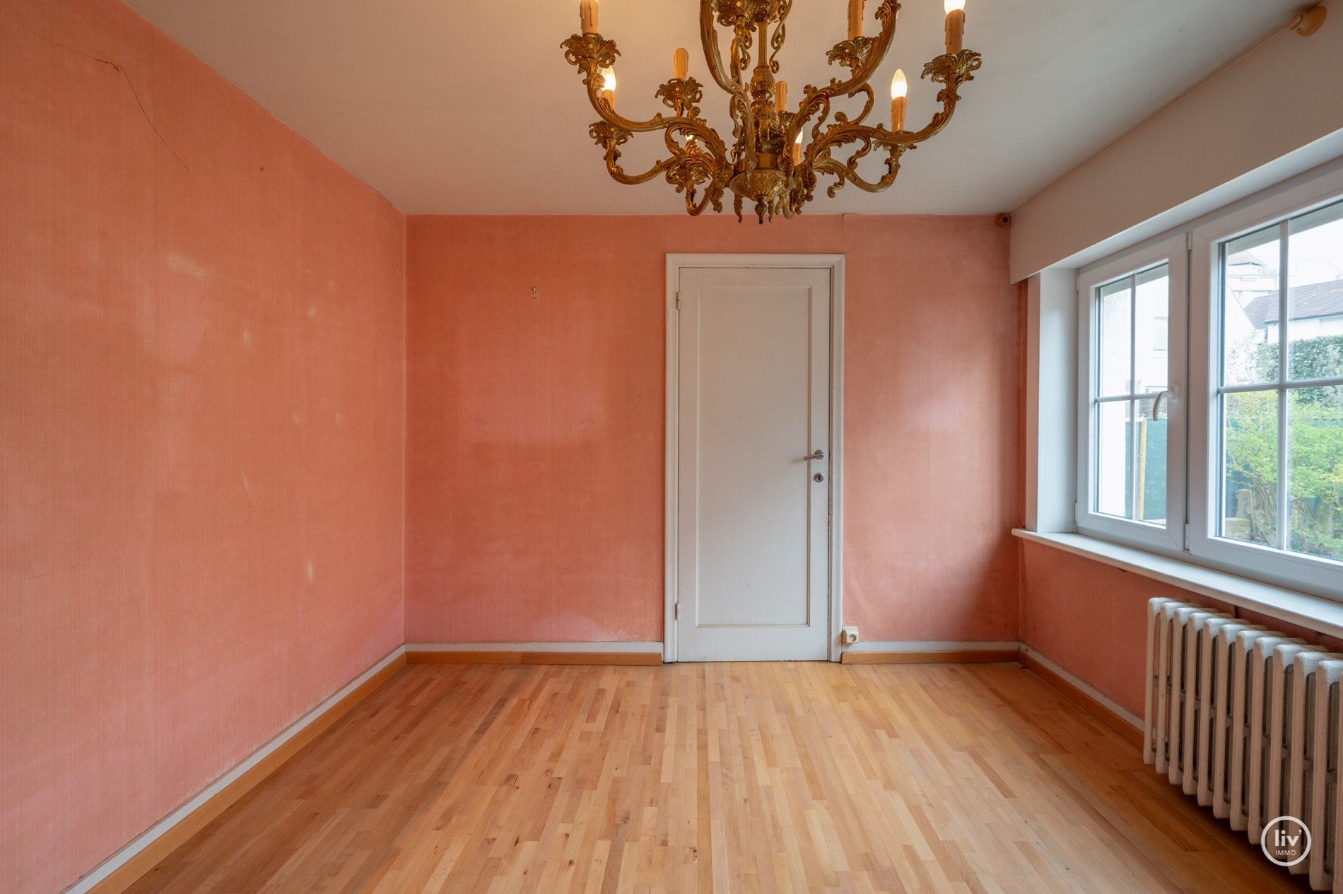 Charmante te renoveren koppelvilla op toplocatie in Knokke, langs de prestigieuze Elizabetlaan en op wandelafstand van strand en casino (met inpandige garagebox) . 