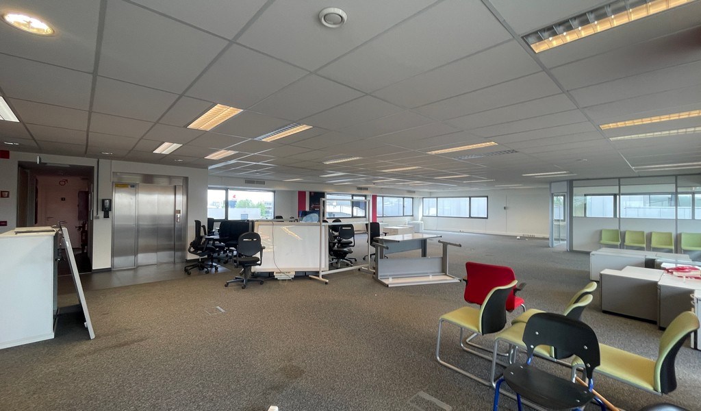 Ingedeelde kantoorruimte te huur in Aartselaar