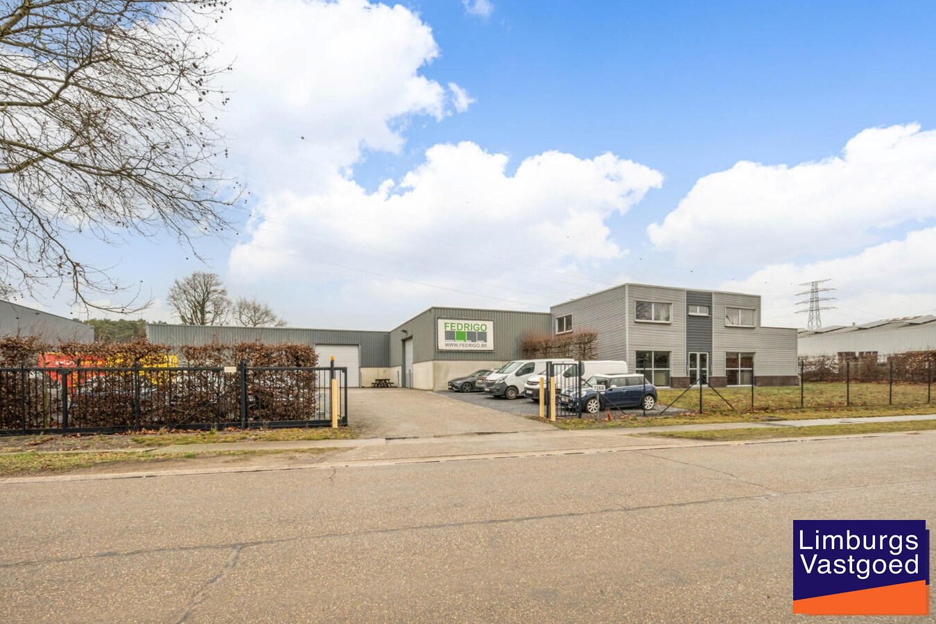 Industrieel gebouw, met woonst.1.696m², met kantoren 120m² + appartement 120m², Genk-Zuid 