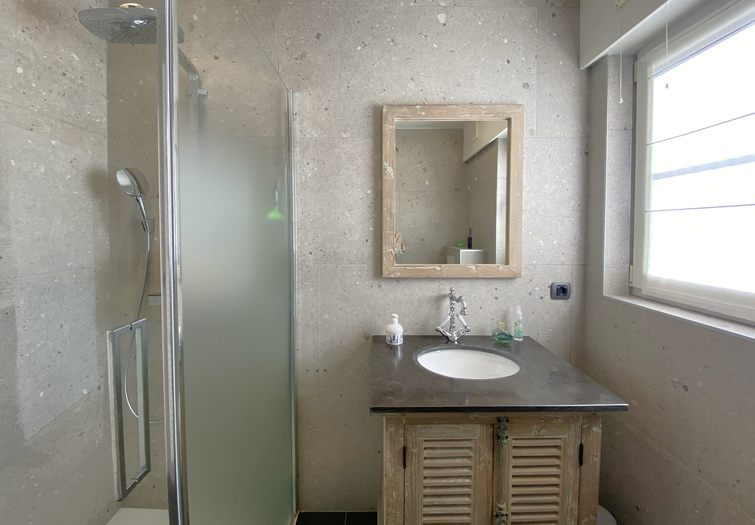 Zeer goed onderhouden ruime villa met tuin op topligging te Sint-Eloois-Vijve! 