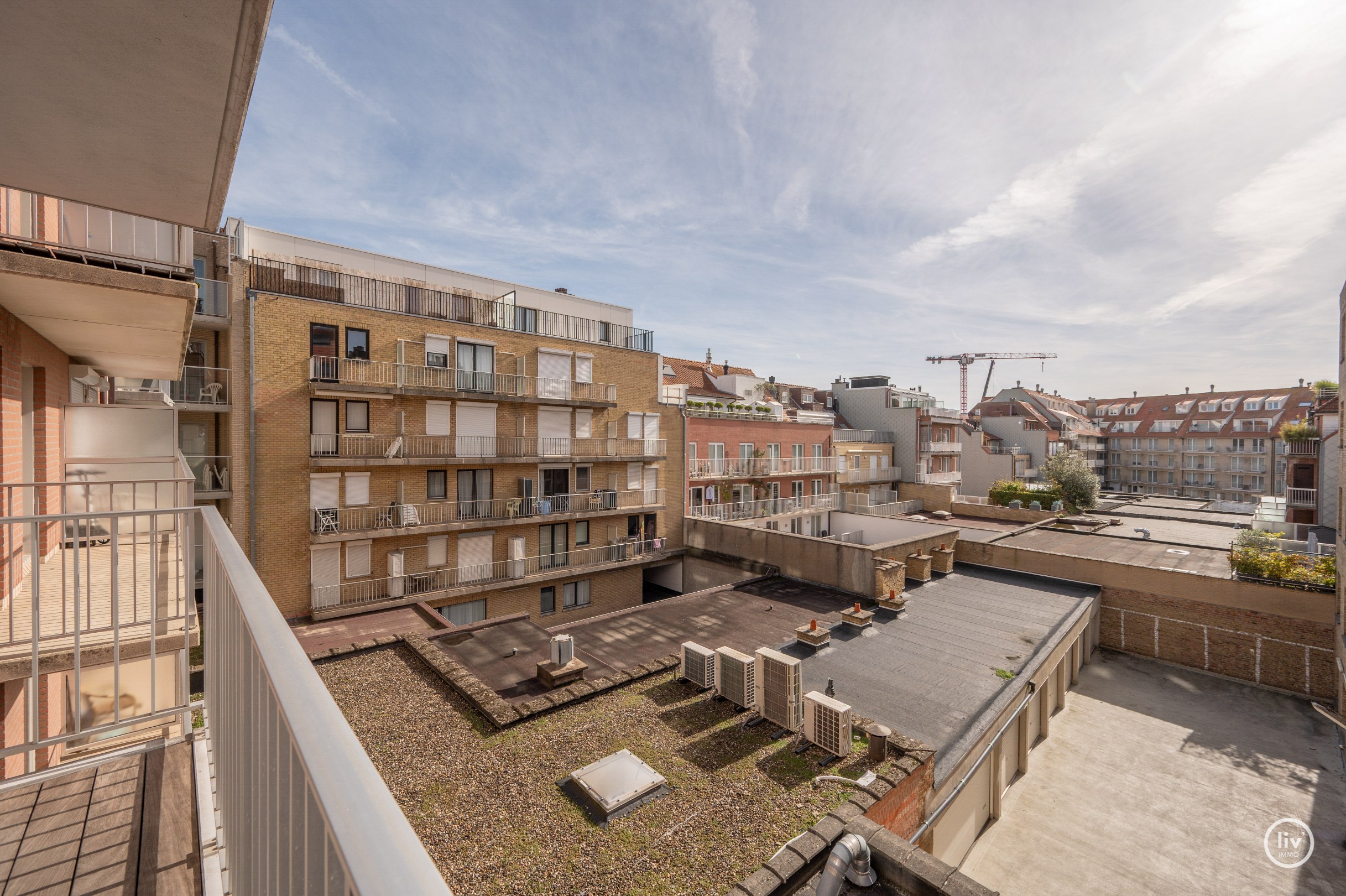 Appartement exceptionnellement spacieux avec une largeur de façade exceptionnelle et une superficie totale de 163 m², idéalement situé sur l'avenue Dumortier à Knokke. 