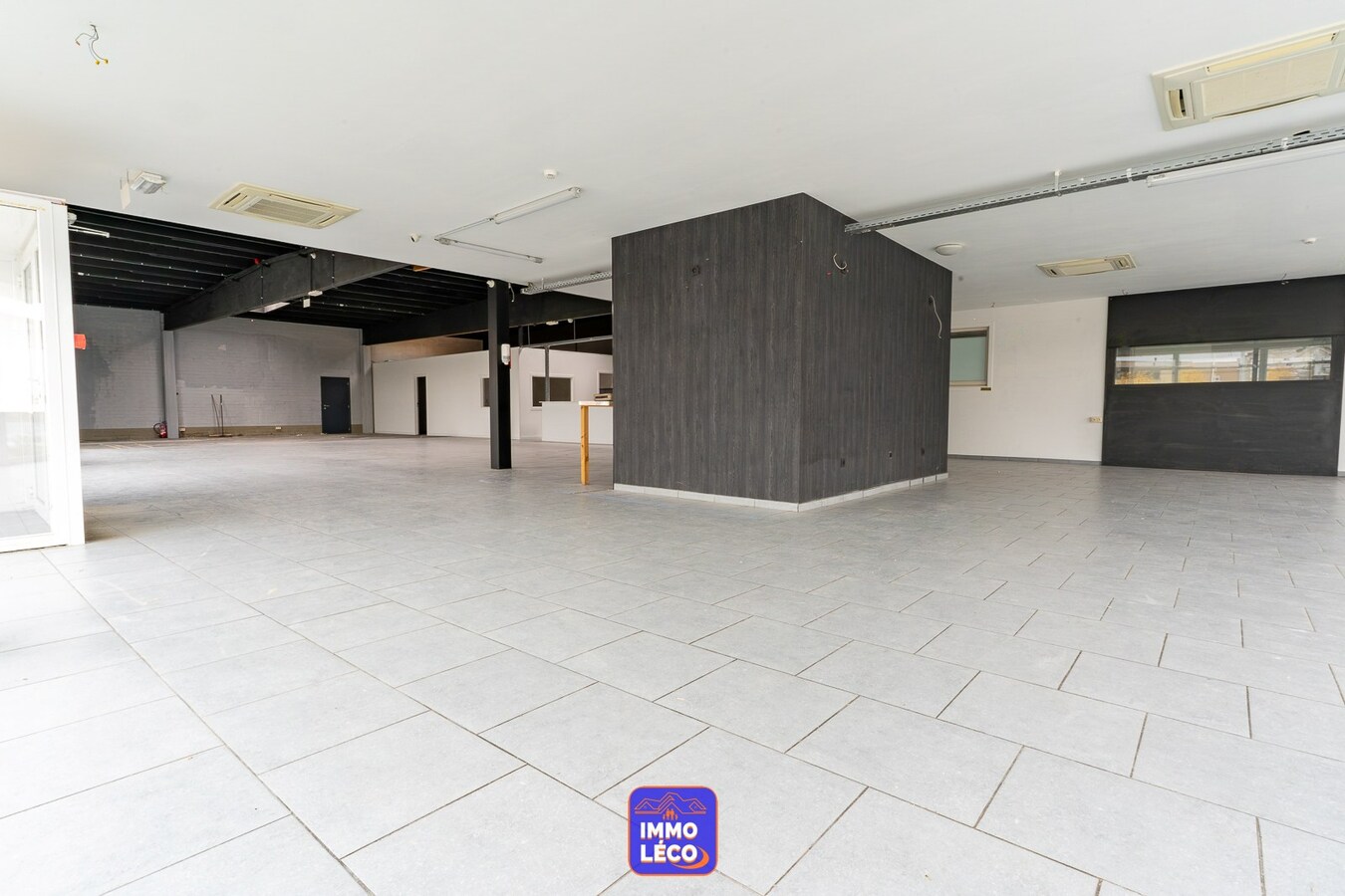 Surface commerciale de 450m2 avec habitation, facilités de parking, etc.. RARE à la location ! Situation exceptionnelle ! 