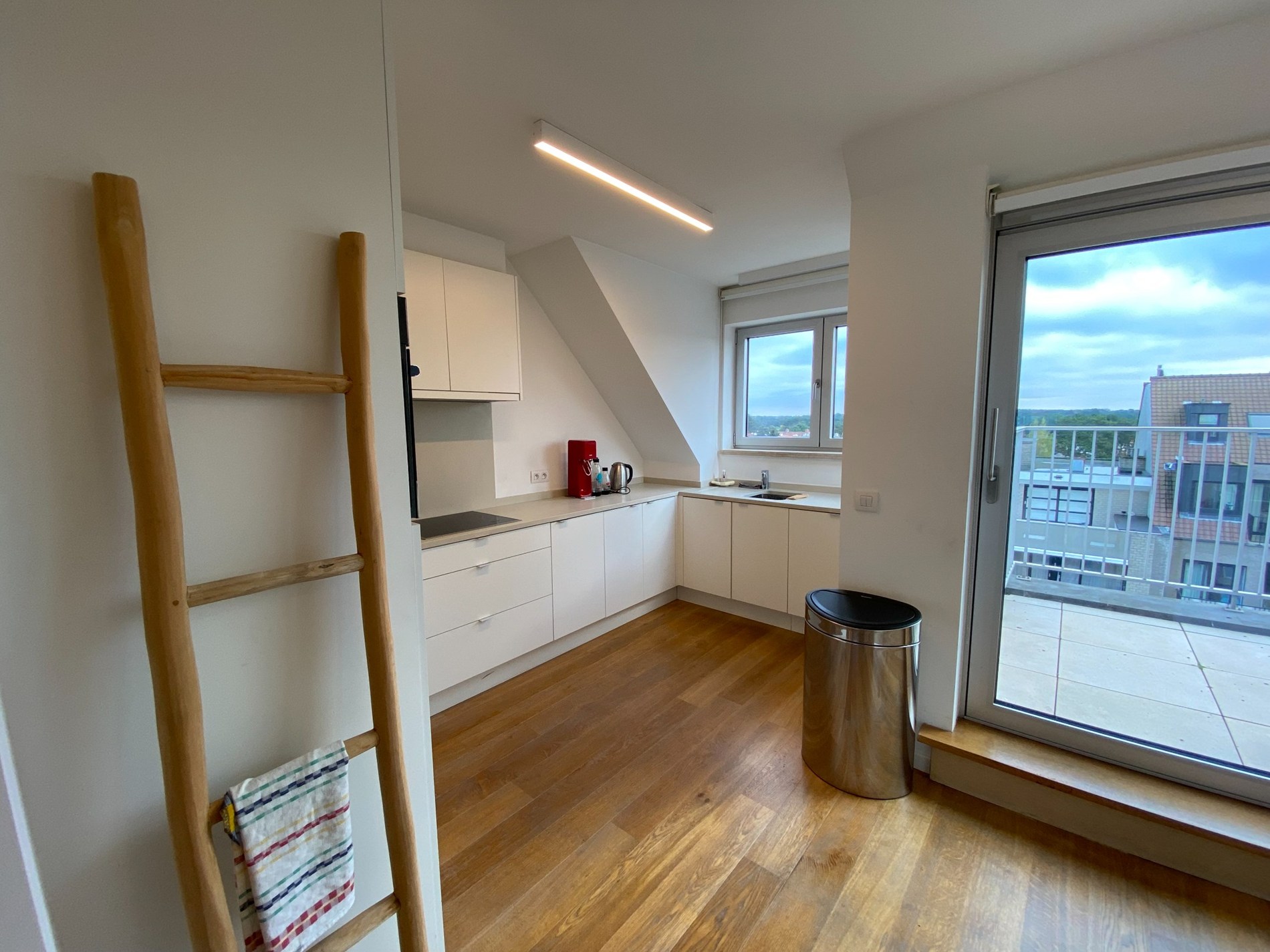 Appartement en duplex avec 3 chambres à coucher complètes et deux grandes terrasses ensoleillées offrant une vue dégagée, situé du côté ensoleillé de l'avenue Lippens. 