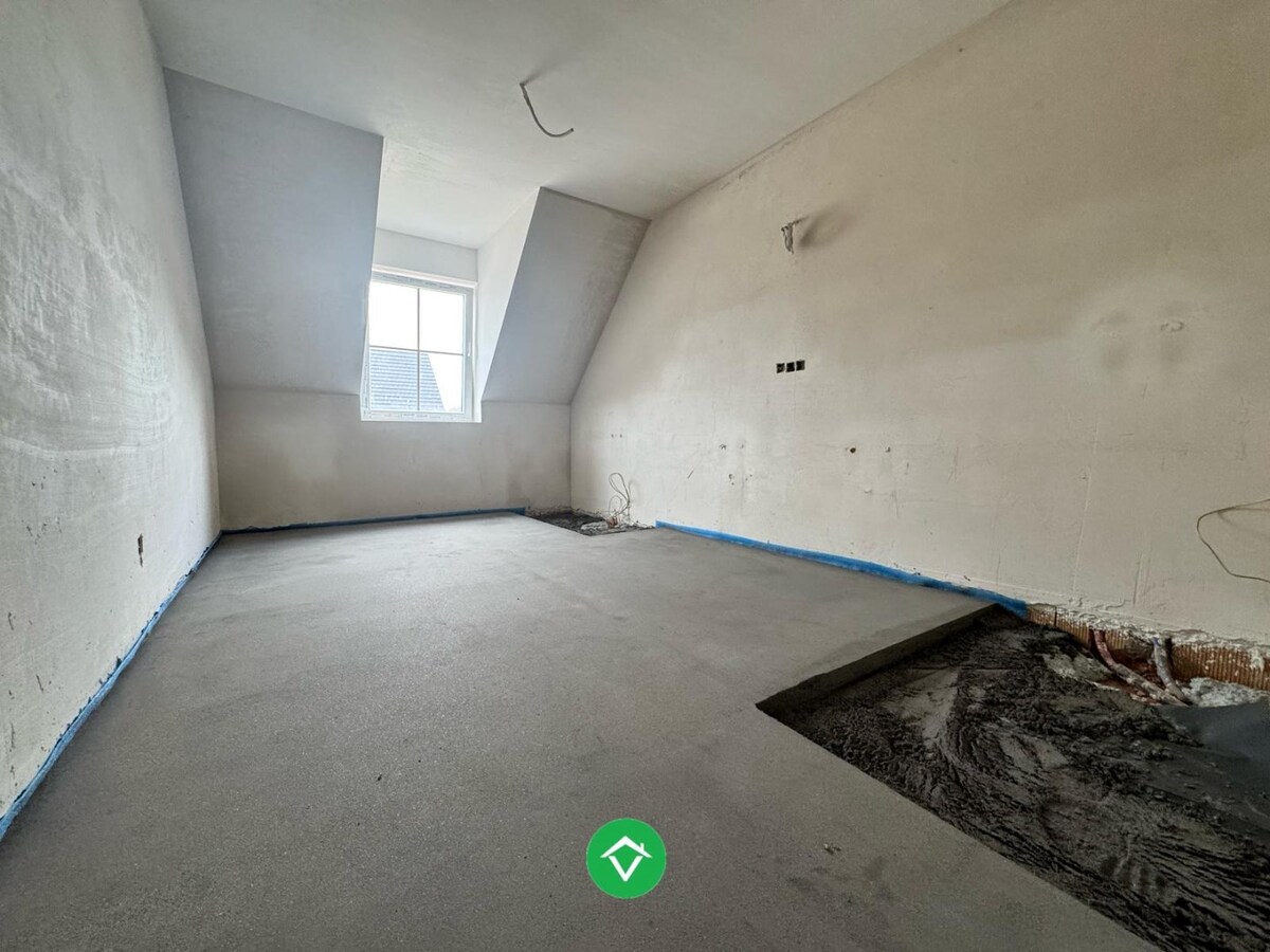 Halfopen nieuwbouwwoning met drie slaapkamers en carport in Moere 