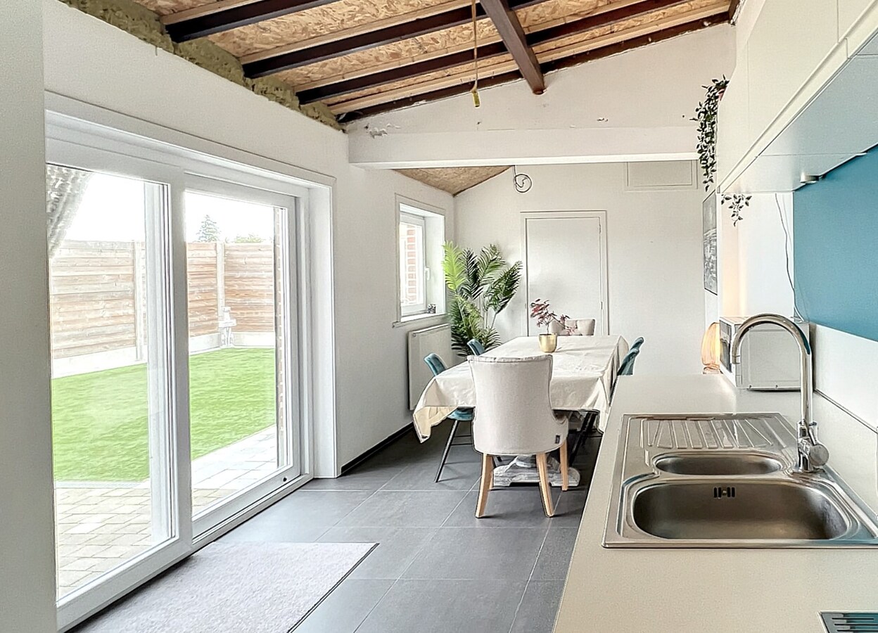 Landelijk gelegen, prachtige halfopen woning met twee (mogelijks drie) slaapkamers. 