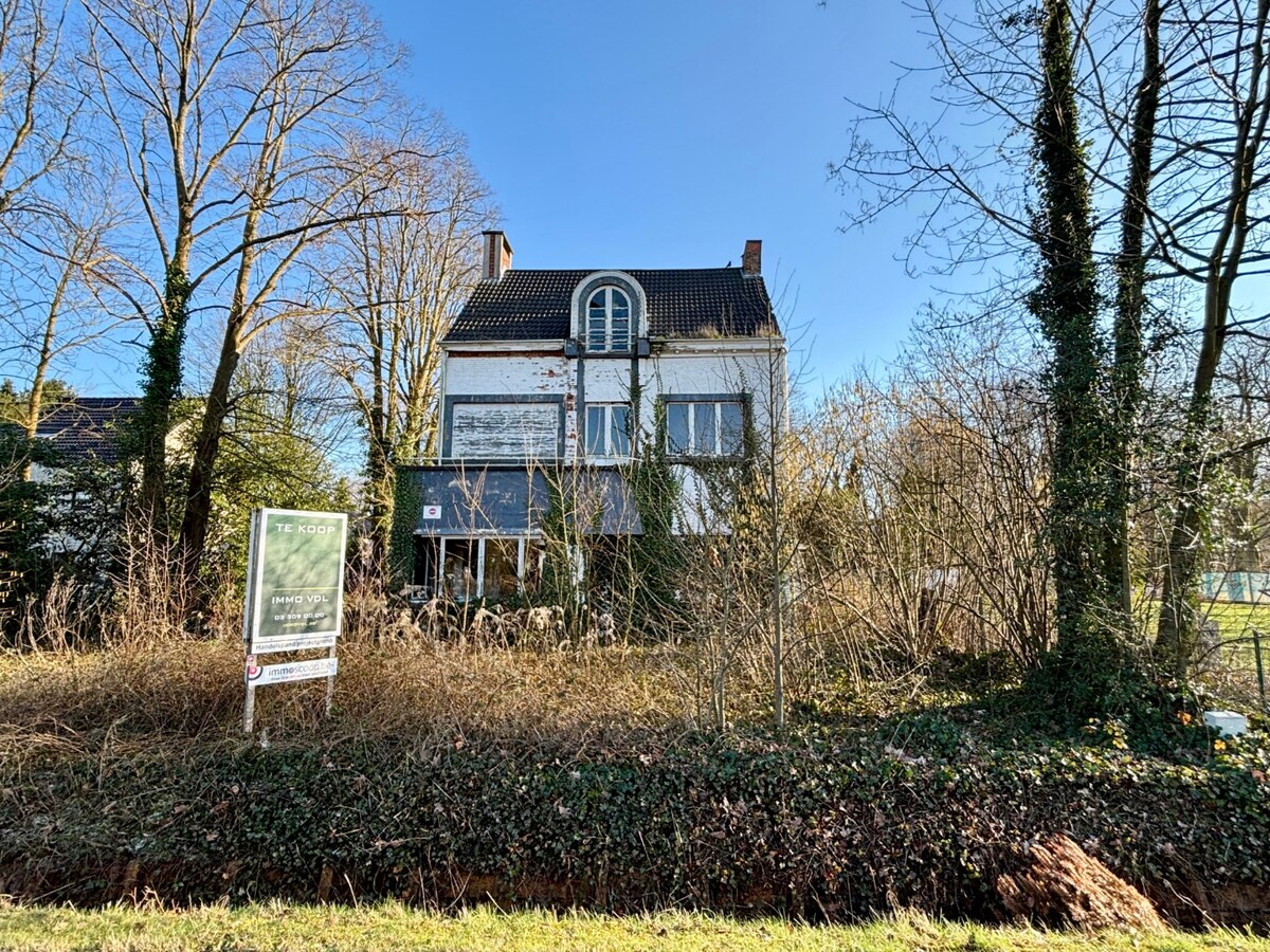 Projectgrond op een perceel van 2.579 m² met 24 meter straatbreedte. 