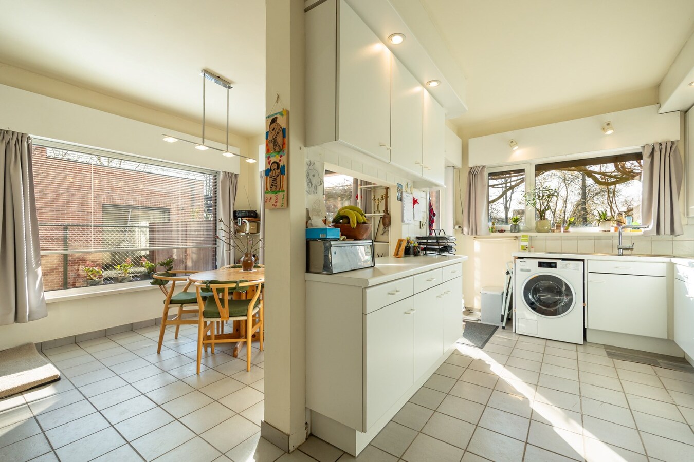 Ruime half-open bebouwing met 5 slaapkamers op toplocatie 