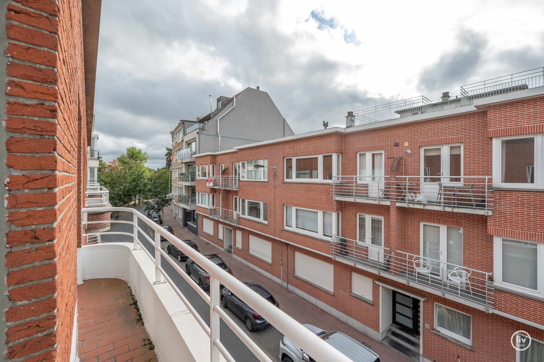 Hoekappartement is ideaal gelegen op de Zoutelaan in Knokke, vlakbij de winkels, het strand en alle faciliteiten. 