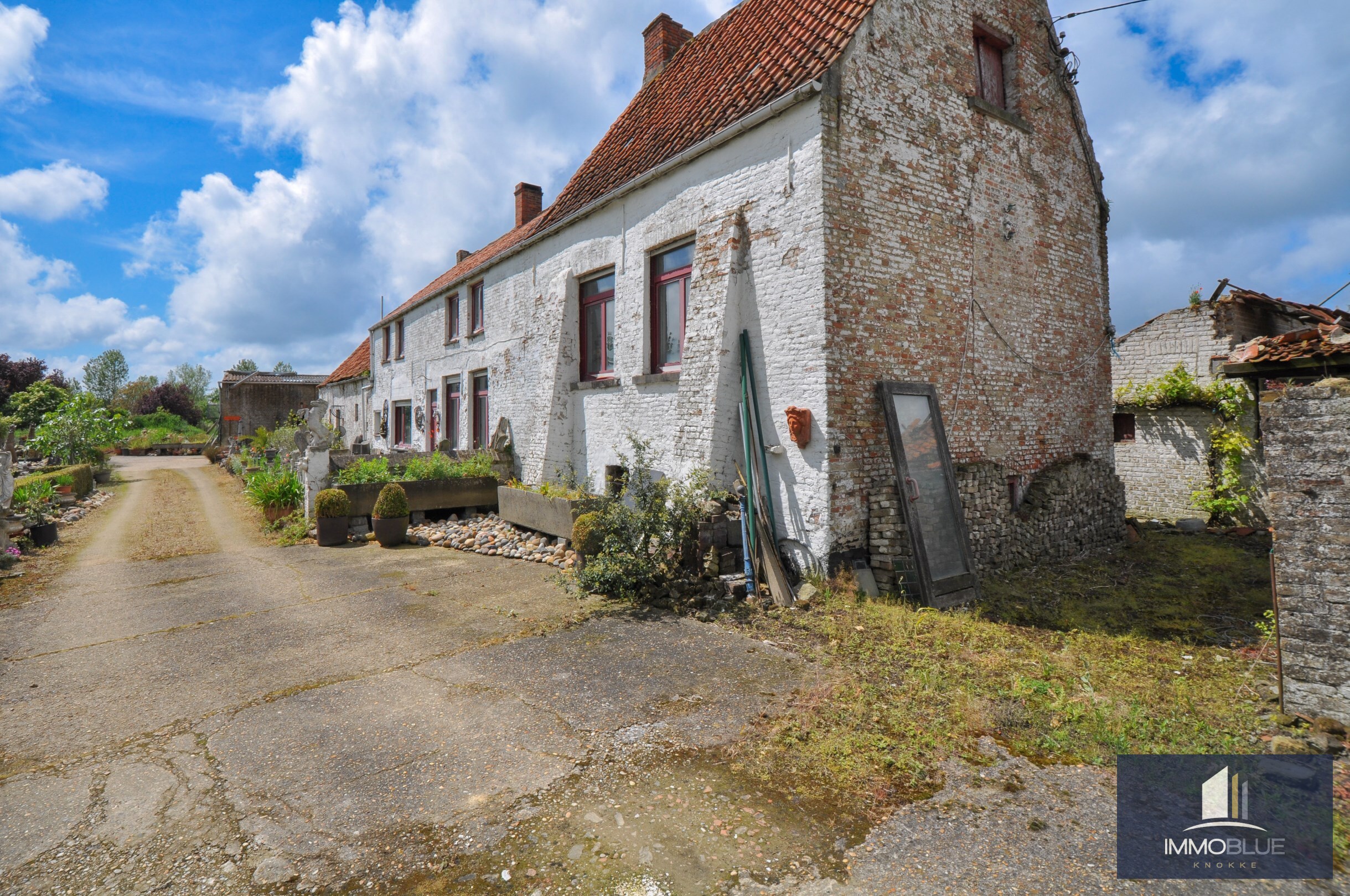 Idyllisch gelegen, te renoveren uniek eigendom te koop op enkele minuten van Knokke. 