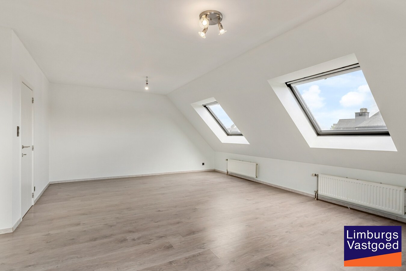 Recent gerenoveerd Duplex appartement met 3 slaapkamers en garagebox in het centrum van Hasselt. 