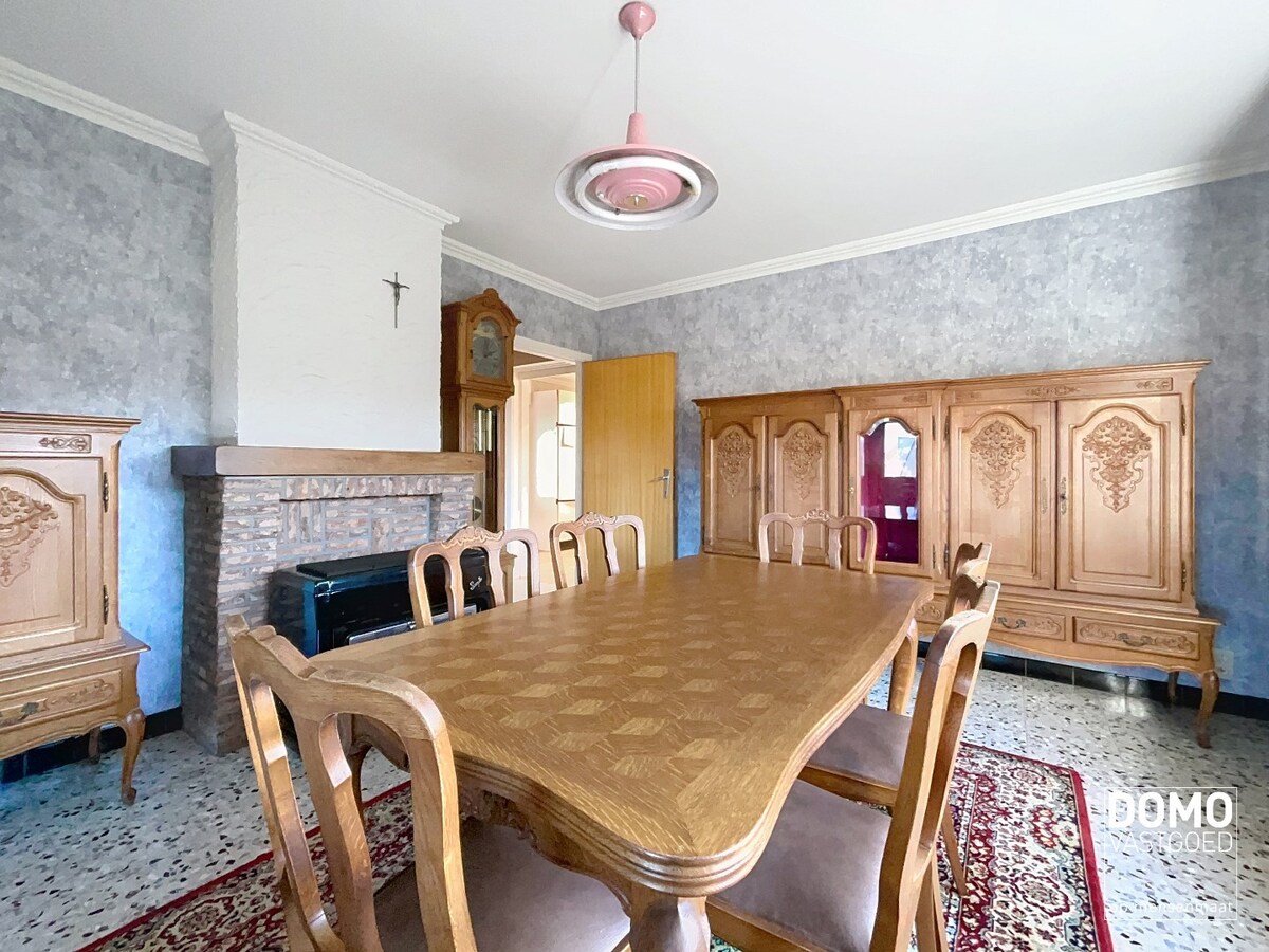 Te renoveren ruime open bebouwing, gelegen te Berbroek. 