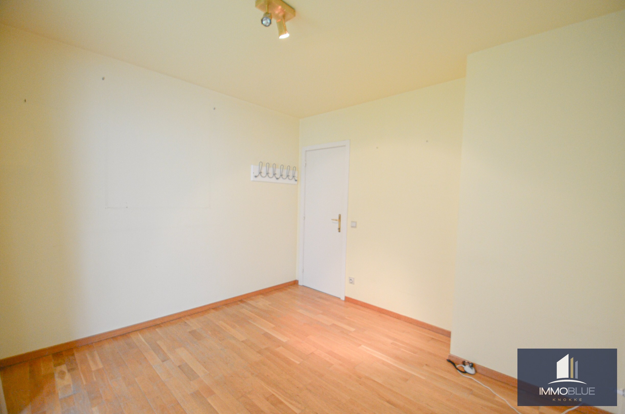 Lichtrijk hoekappartement met ruime terrassen gelegen in een klein residentie. 