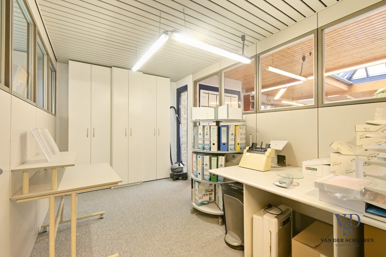 Ruim handelspand met penthouse in villastijl 