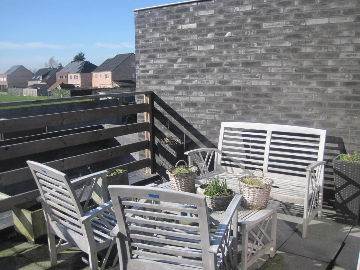 Ruim 2-slp-appartement met groot zonneterras én garage. Geen vaste kosten ! 