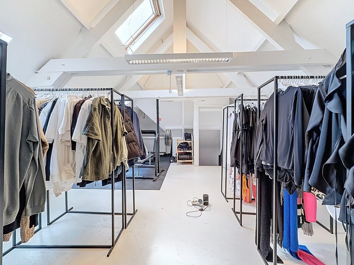 Herenwoning met afzonderlijke praktijkruimte te Velzeke 