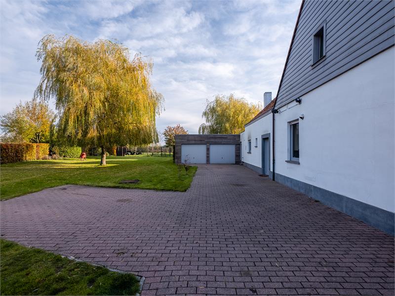 Landelijk gelegen vrijstaande woning op groot stuk grond! 