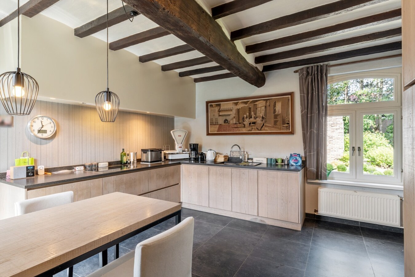 Ruim, karaktervol landhuis met parkachtige tuin op perceel van 16a29ca. 