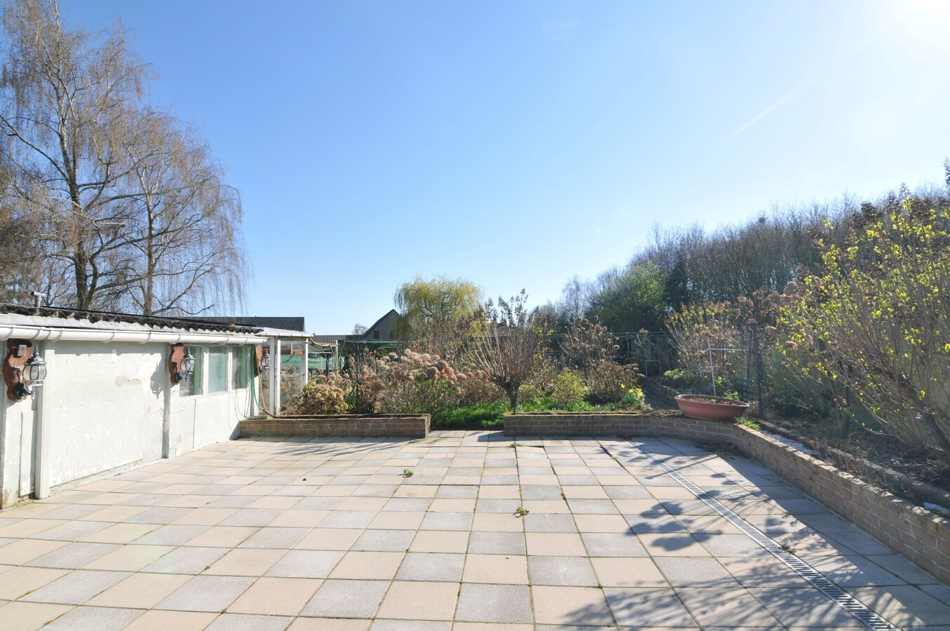 Rijwoning met garages in rustige omgeving 