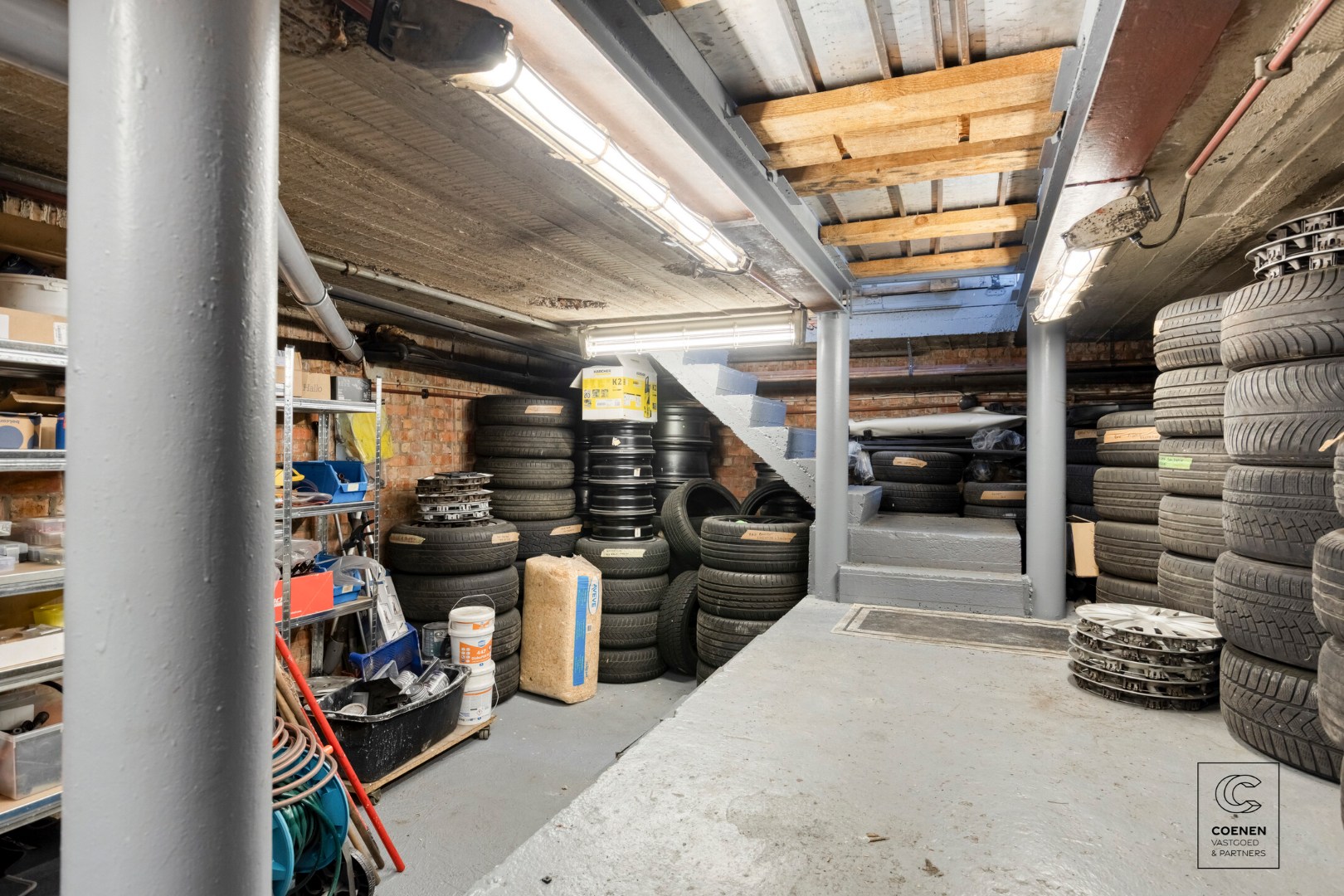 Commercieel pand/autogarage op een uitstekende locatie te Deurne! 