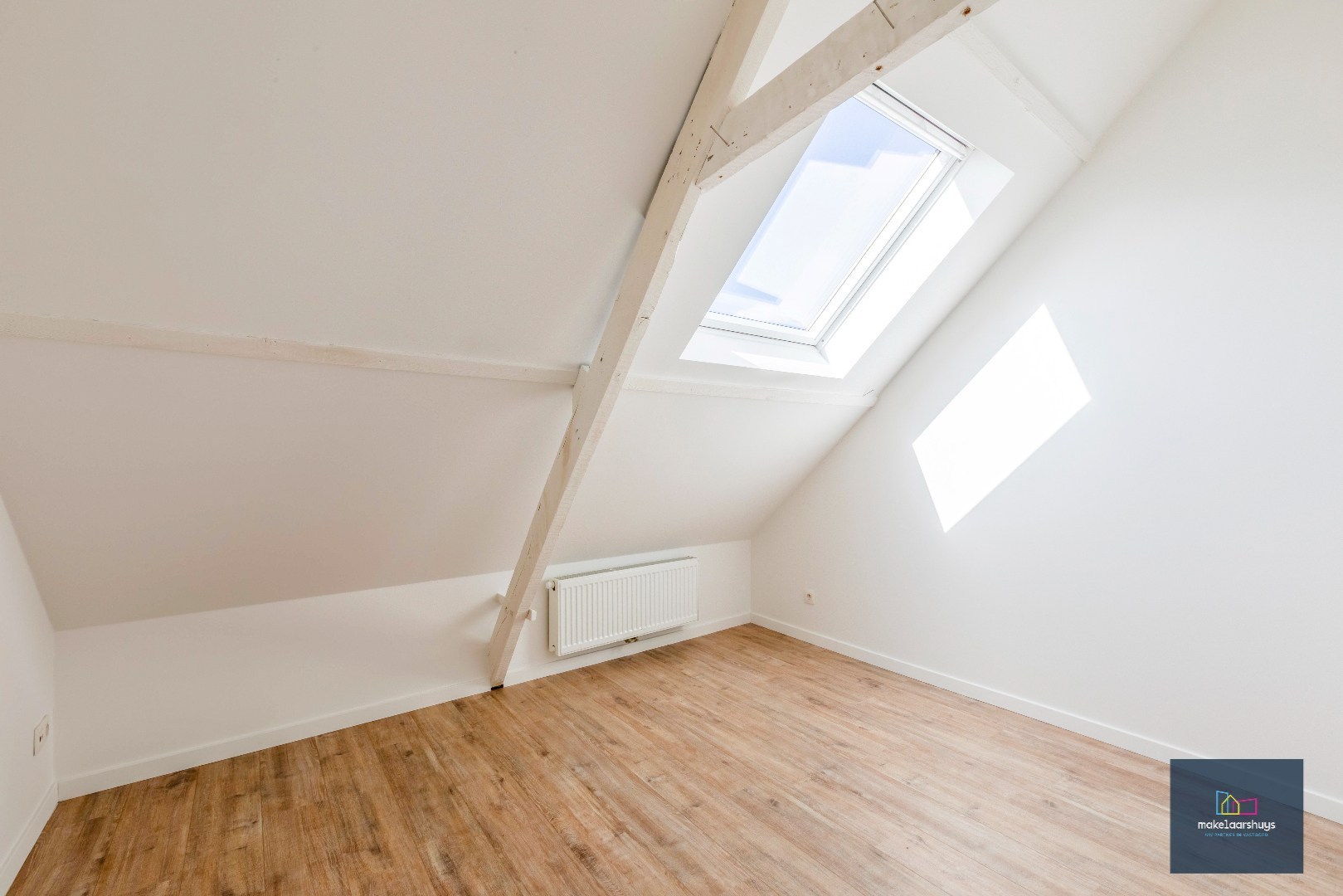 Instapklare gerenoveerde woning in rij met terras, tuin en garagebox 