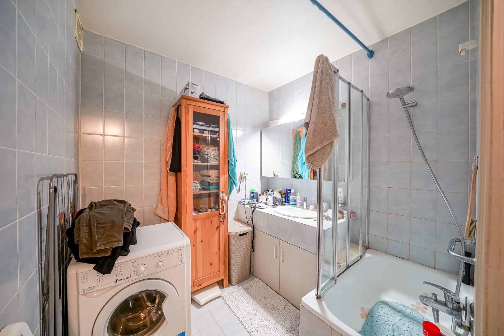 Opbrengstwoning met 2 verhuurde appartementen, tuin en 2 garages in Stene 