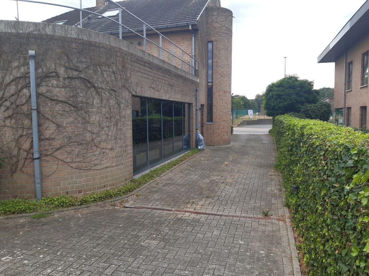 Ruim en instapklaar kantoor met parking; 