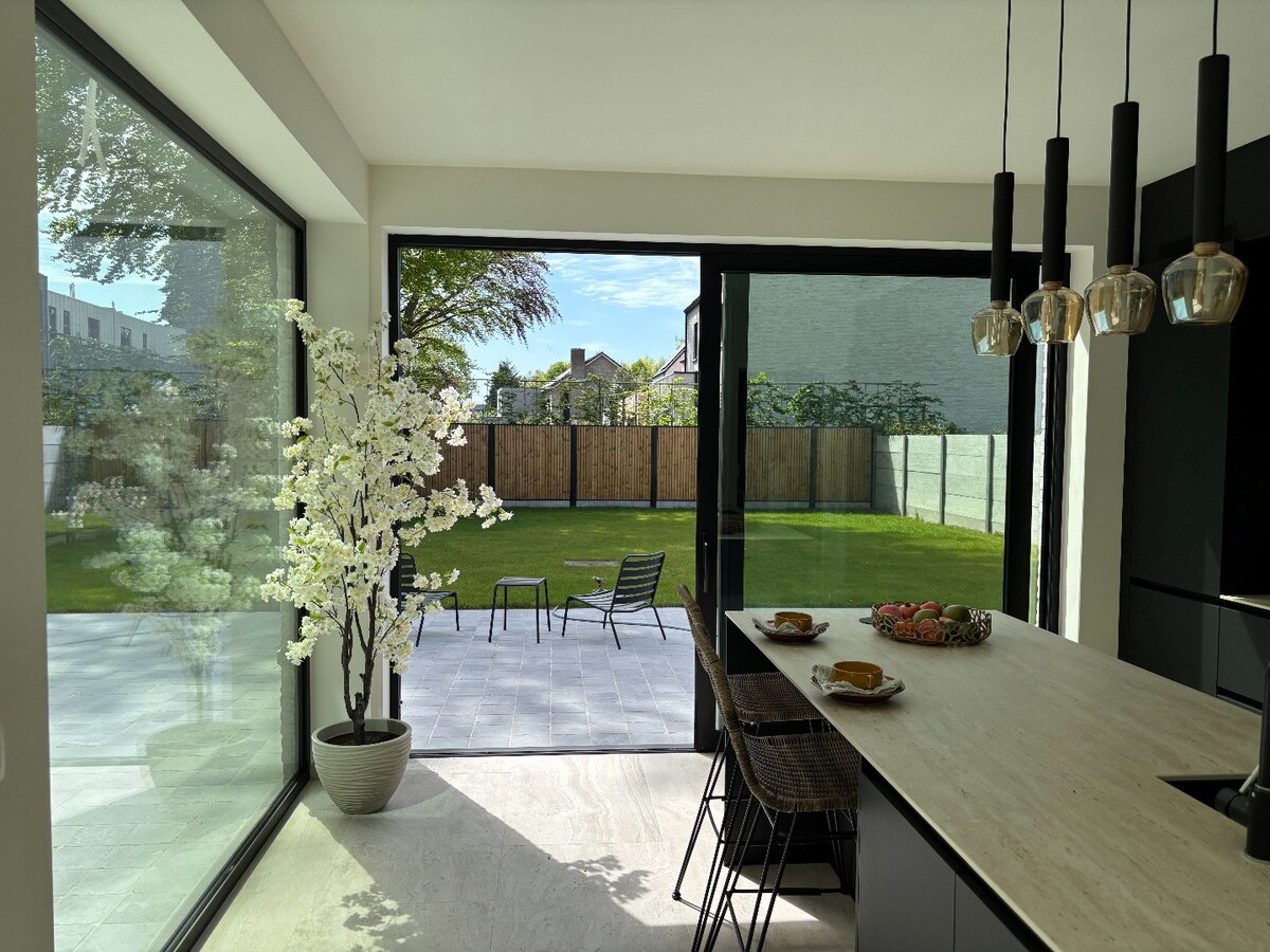 Nieuwbouwwoning met West-tuin in het centrum van Schilde 