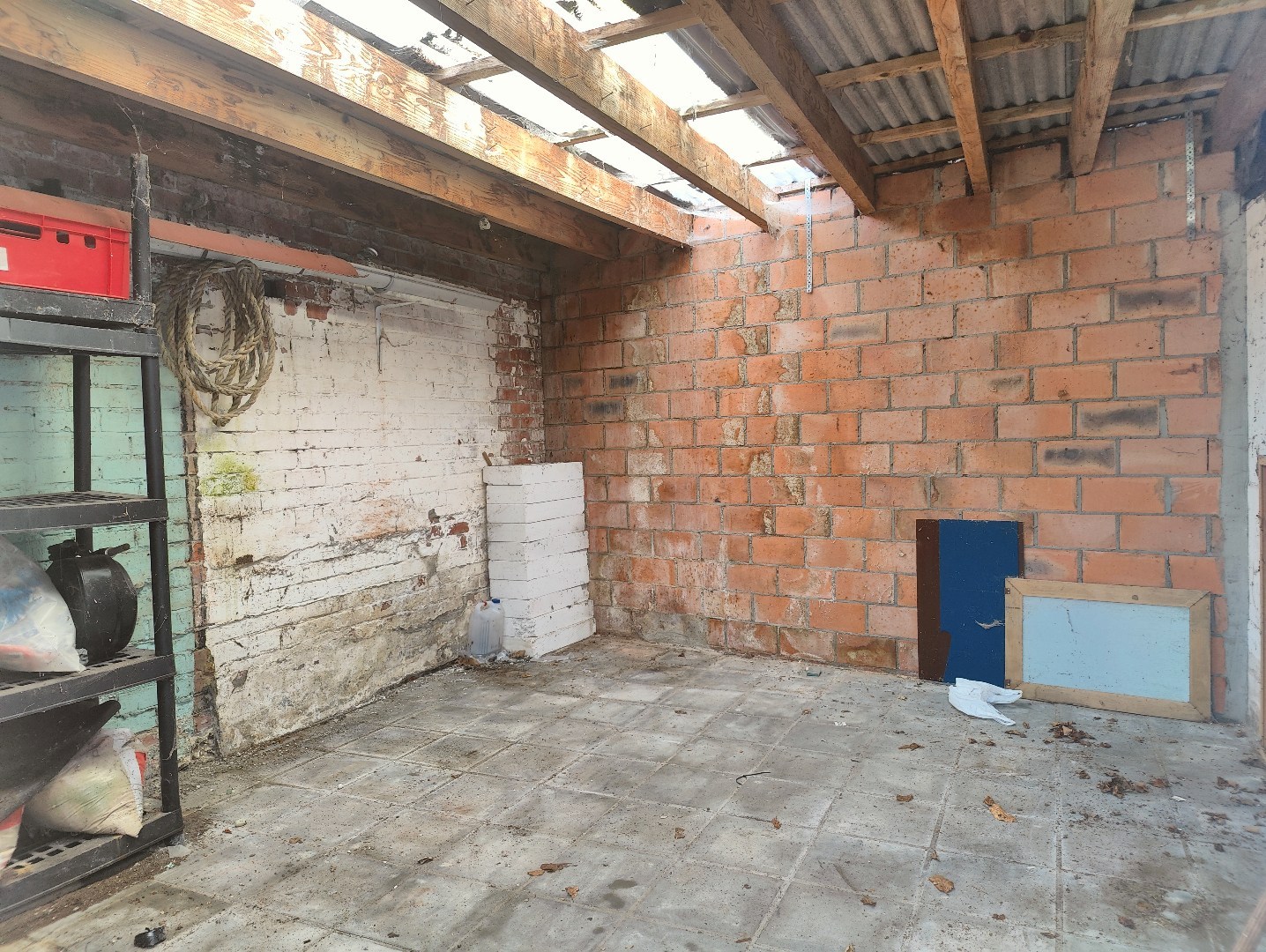 Op te frissen woning met tuin en berging op centrale ligging 