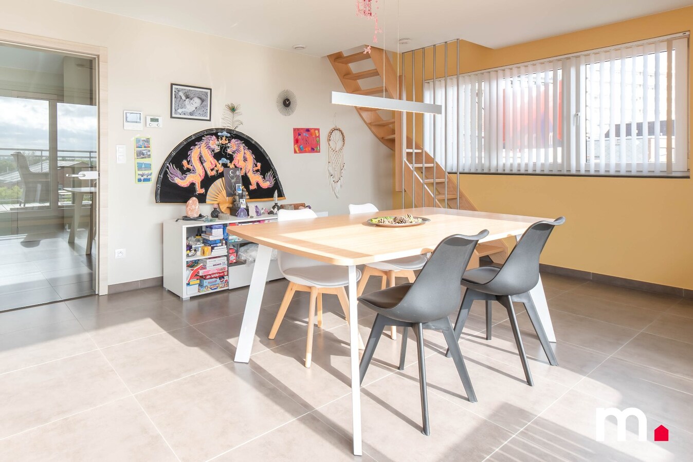 Instapklaar en zeer ruim en lichtrijk appartement 